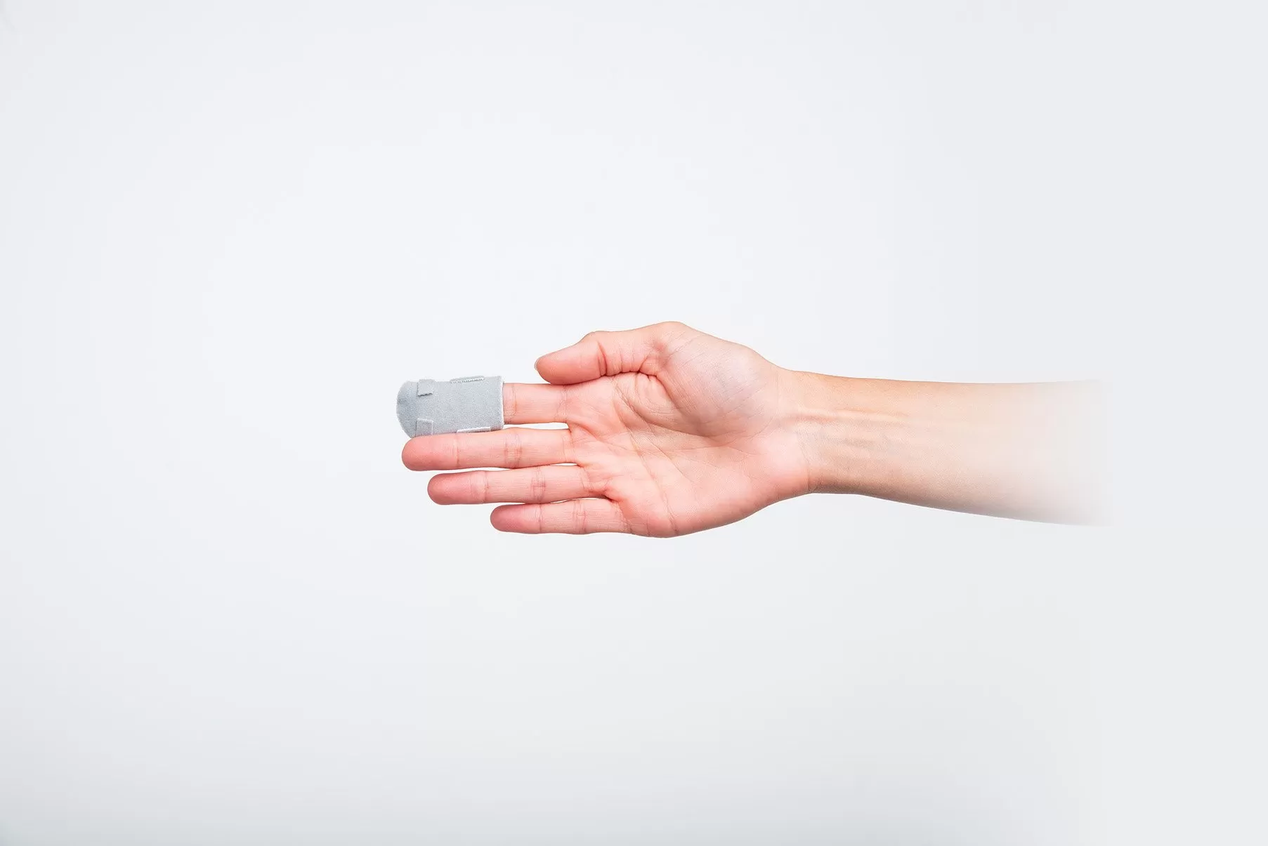 Palmar view of a mallet finger splint fitted over the fingertip