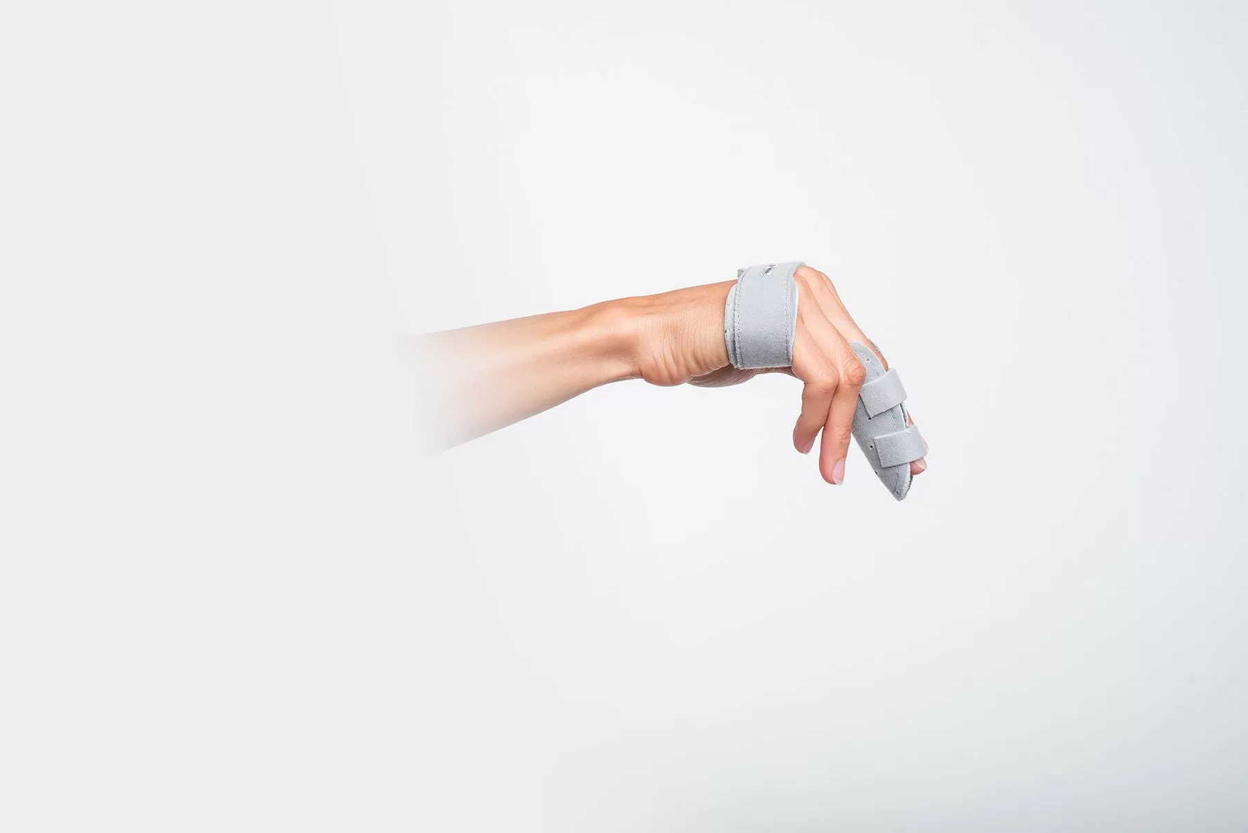 MP joint orthosis positioning the finger in a supported flexed position